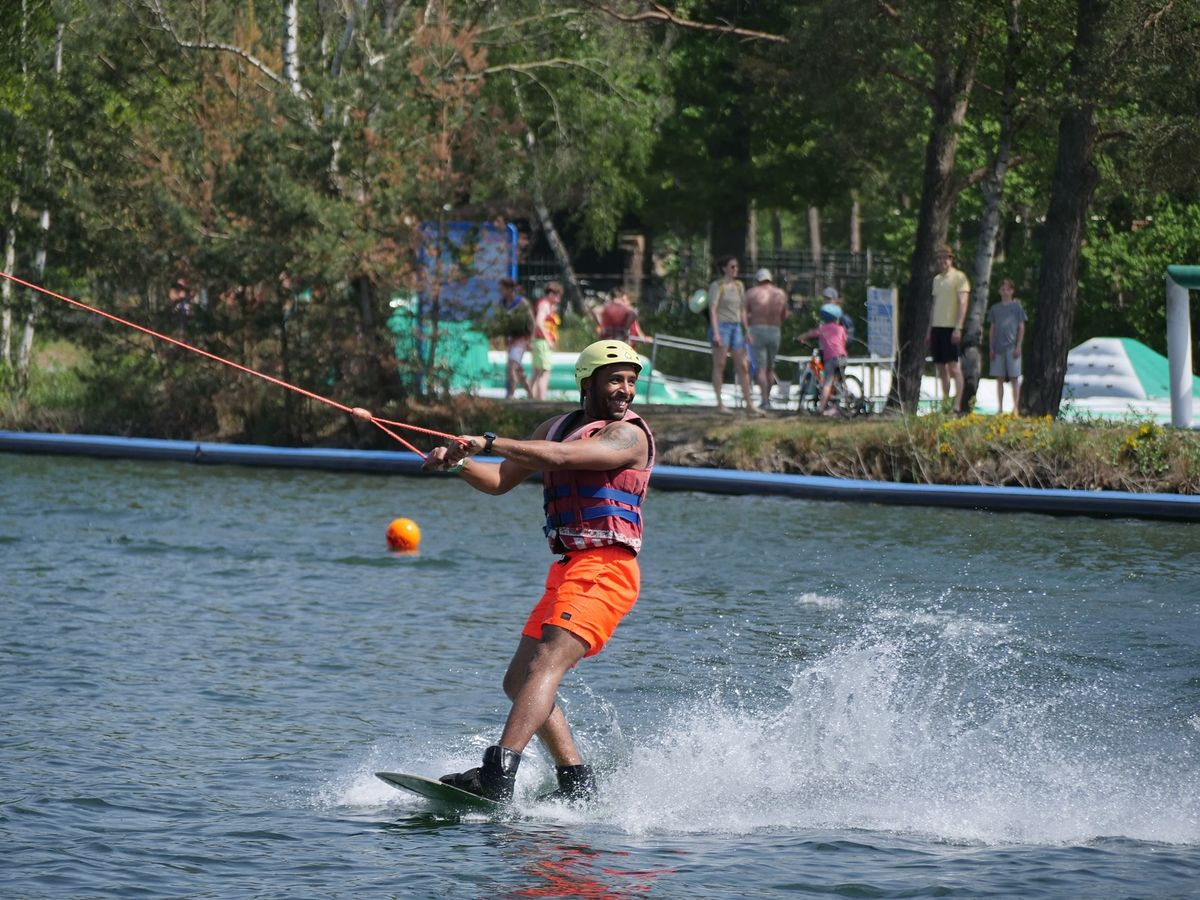 Nieuwe wakeboarder rijdt succesvol bij Waterskicentrum De Kempervennen