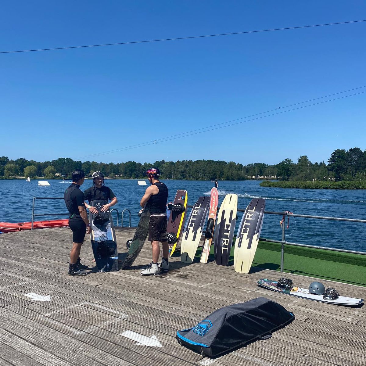 Wakeboarders ontspannen bij Waterskicentrum De Kempervennen