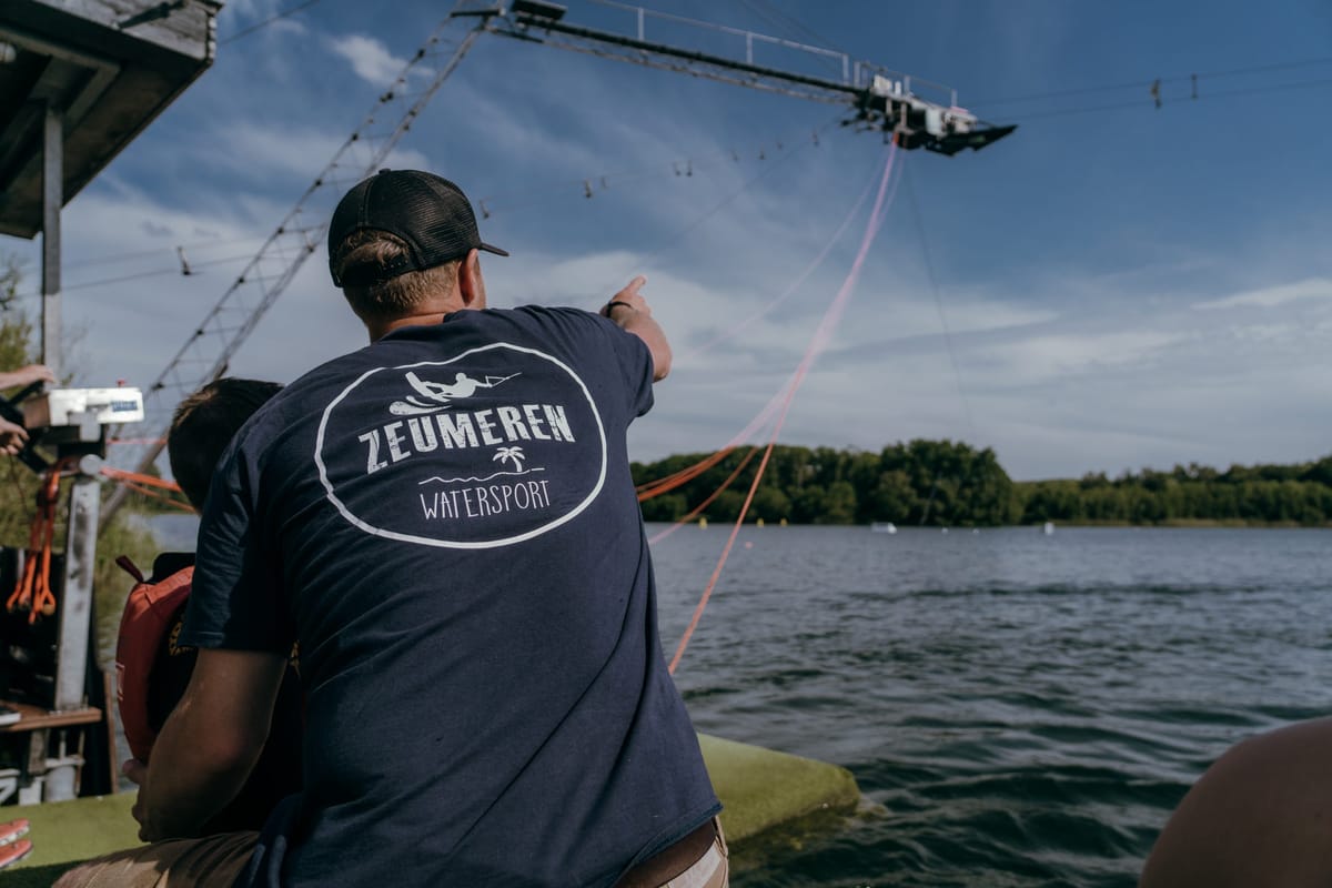 Moniteur aidant un débutant à Zeumeren Watersport