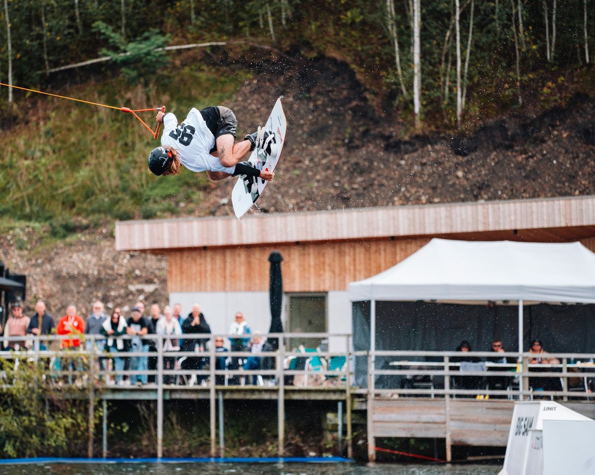 Wakeboarder réalisant un trick à Terhills Cablepark