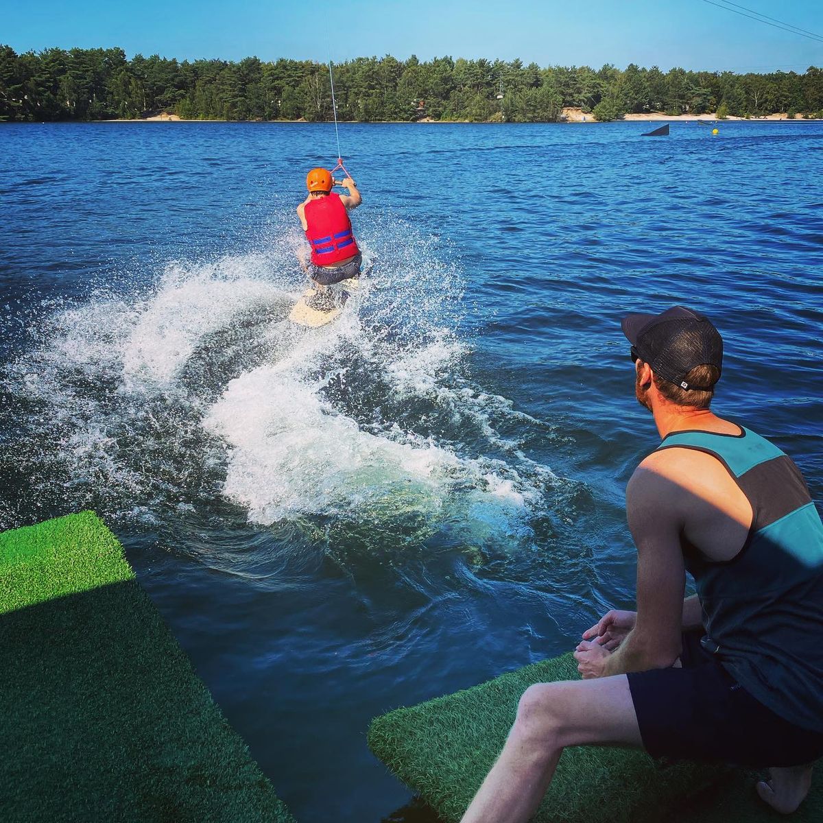 Beginner wakeboarder starting from the dock at Waterskicentrum De Vossemeren