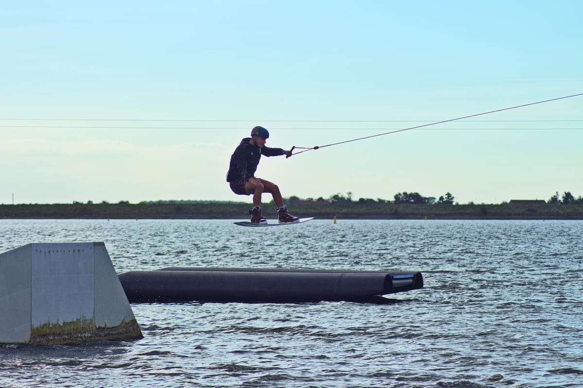 Wakeboarder neemt een kicker bij Schotsman Watersport Centrum
