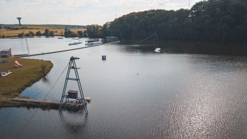 Full-size cable vs système 2.0 : quelle installation de wakeboard est faite pour vous ?