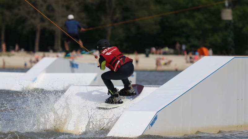 Van je eerste ronde tot je eerste rail: een gids voor je cable wakeboarding-progressie